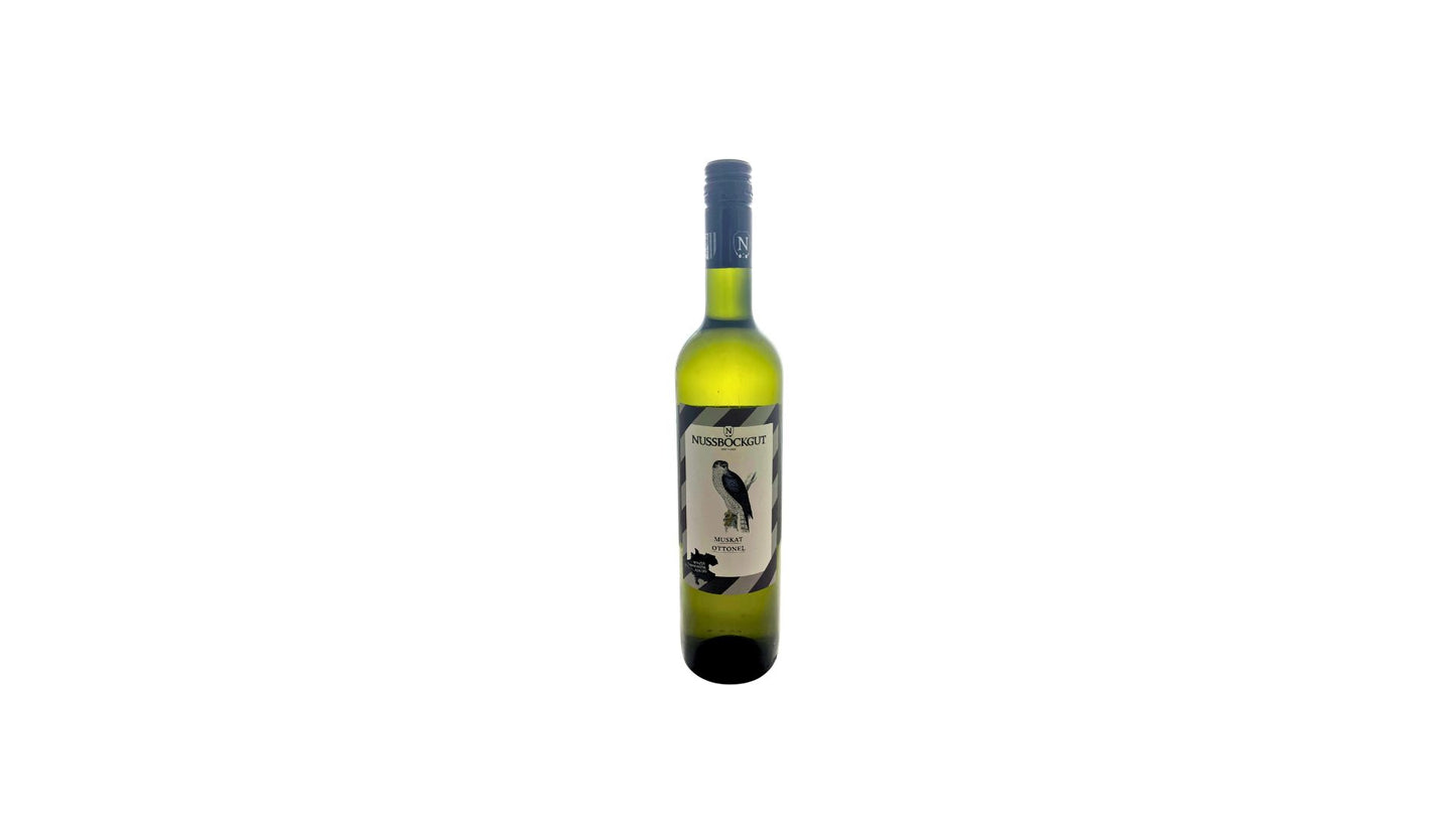 Auf dem Bild ist eine 0,75 l Weinflasche - ein Weißwein Muskat Ottonel - dargestellt. Am Etikett befindet sich der Name des Weingutes - Nussböckgut - der Umriss von OÖ.