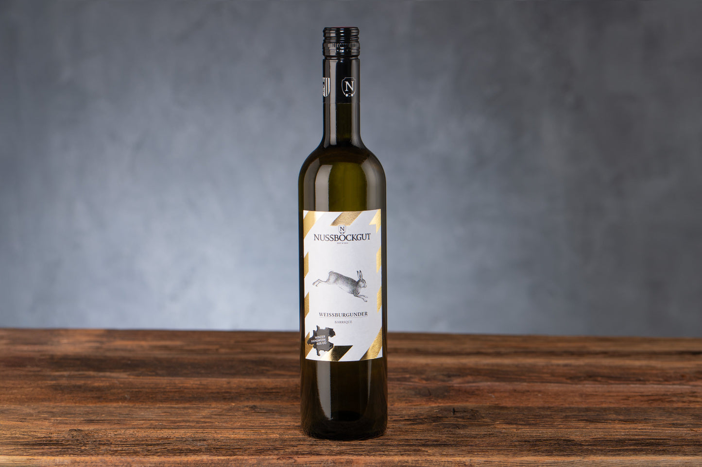 Ein Flasche Weißburgunder Reserve auf einem Holzbrett