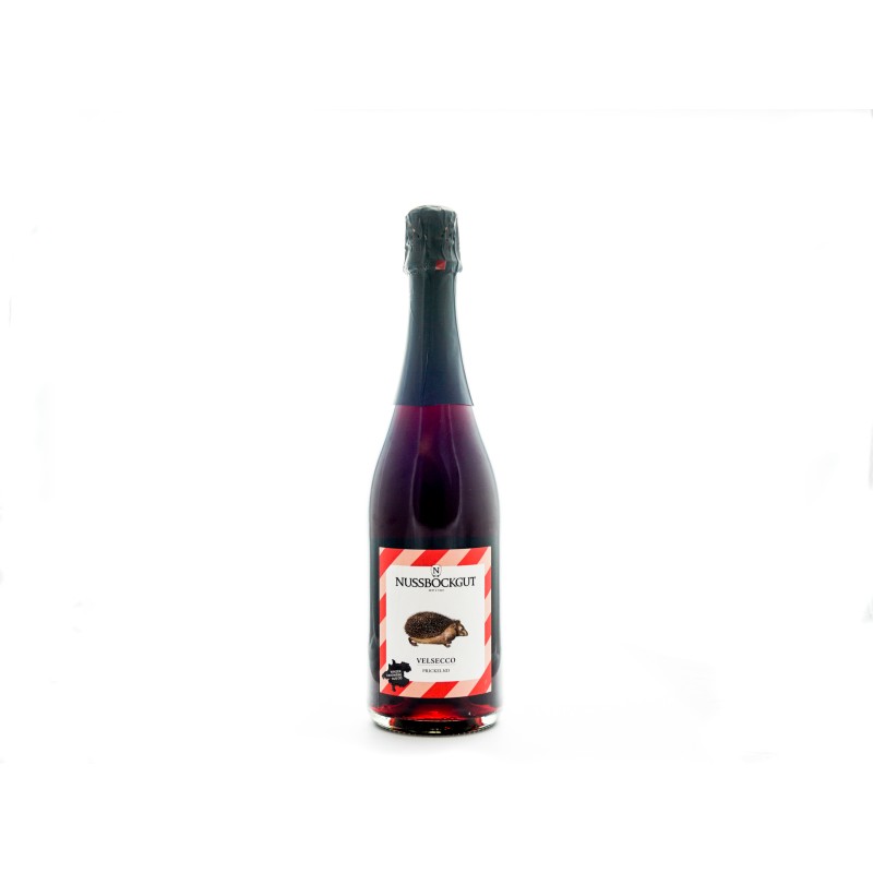 Auf dem Bild ist eine 0,75 l Schaumweinflasche - ein Direktträger als roter Schaumwein - dargestellt. Am Etikett befindet sich der Name des Weingutes - Nussböckgut - der Umriss von OÖ sowie unser Markenzeichen für den Velsecco, der Igel, als Nützling des Weingartens.