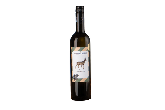 Auf dem Bild ist eine 0,75 l Weinflasche - ein Weißwein der Sorte Chardonnay - dargestellt. Am Etikett befindet sich der Name des Weingutes - Nussböckgut - der Umriss von OÖ sowie unser Markenzeichen für den Chardonnay, der Hirsch, welcher uns im Weingarten bei der Arbeit erfreut.