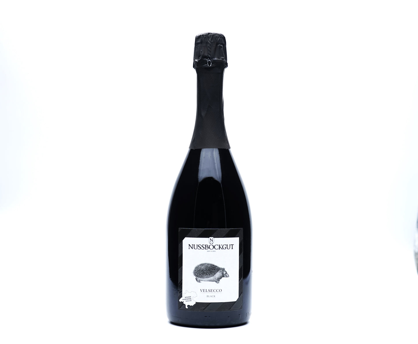 Auf dem Bild ist eine 0,75 l Schaumweinflasche - ein Direktträger als roter Schaumwein - dargestellt. Am Etikett befindet sich der Name des Weingutes - Nussböckgut - der Umriss von OÖ sowie unser Markenzeichen für den Velsecco, der Igel, als Nützling des Weingartens.