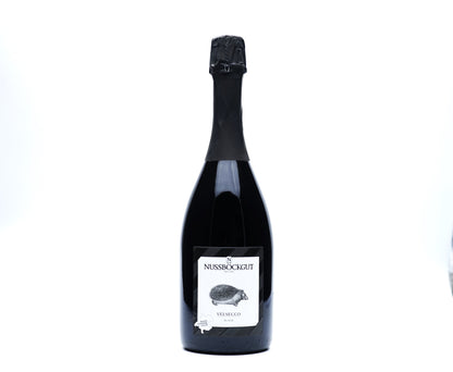 Auf dem Bild ist eine 0,75 l Schaumweinflasche - ein Direktträger als roter Schaumwein - dargestellt. Am Etikett befindet sich der Name des Weingutes - Nussböckgut - der Umriss von OÖ sowie unser Markenzeichen für den Velsecco, der Igel, als Nützling des Weingartens.