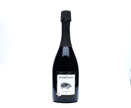 Auf dem Bild ist eine 0,75 l Schaumweinflasche - ein Direktträger als roter Schaumwein - dargestellt. Am Etikett befindet sich der Name des Weingutes - Nussböckgut - der Umriss von OÖ sowie unser Markenzeichen für den Velsecco, der Igel, als Nützling des Weingartens.
