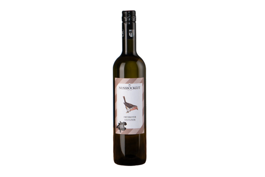 Auf dem Bild ist eine 0,75 l Weinflasche - ein Weißwein der Sorte Frühroter Veltliner - dargestellt. Am Etikett befindet sich der Name des Weingutes - Nussböckgut - der Umriss von OÖ sowie unser Markenzeichen für den Frühroten Veltliner, das Rotkehlchen, welches uns im Weingarten bei der Arbeit erfreut.