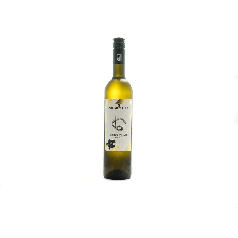 Auf dem Bild ist eine 0,75 l Weinflasche - ein Weißwein Gemischter Satz Nuszpeck - dargestellt. Am goldenen Etikett befindet sich der Name des Weingutes - Nussböckgut - der Umriss von OÖ sowie unser Markenzeichen für den Gemischten Satz Nuszpeck, der schwarze Regenwurm, als Nützling des Weingartens.