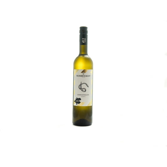 Auf dem Bild ist eine 0,75 l Weinflasche - ein Weißwein Gemischter Satz Nuszpeck - dargestellt. Am goldenen Etikett befindet sich der Name des Weingutes - Nussböckgut - der Umriss von OÖ sowie unser Markenzeichen für den Gemischten Satz Nuszpeck, der schwarze Regenwurm, als Nützling des Weingartens.