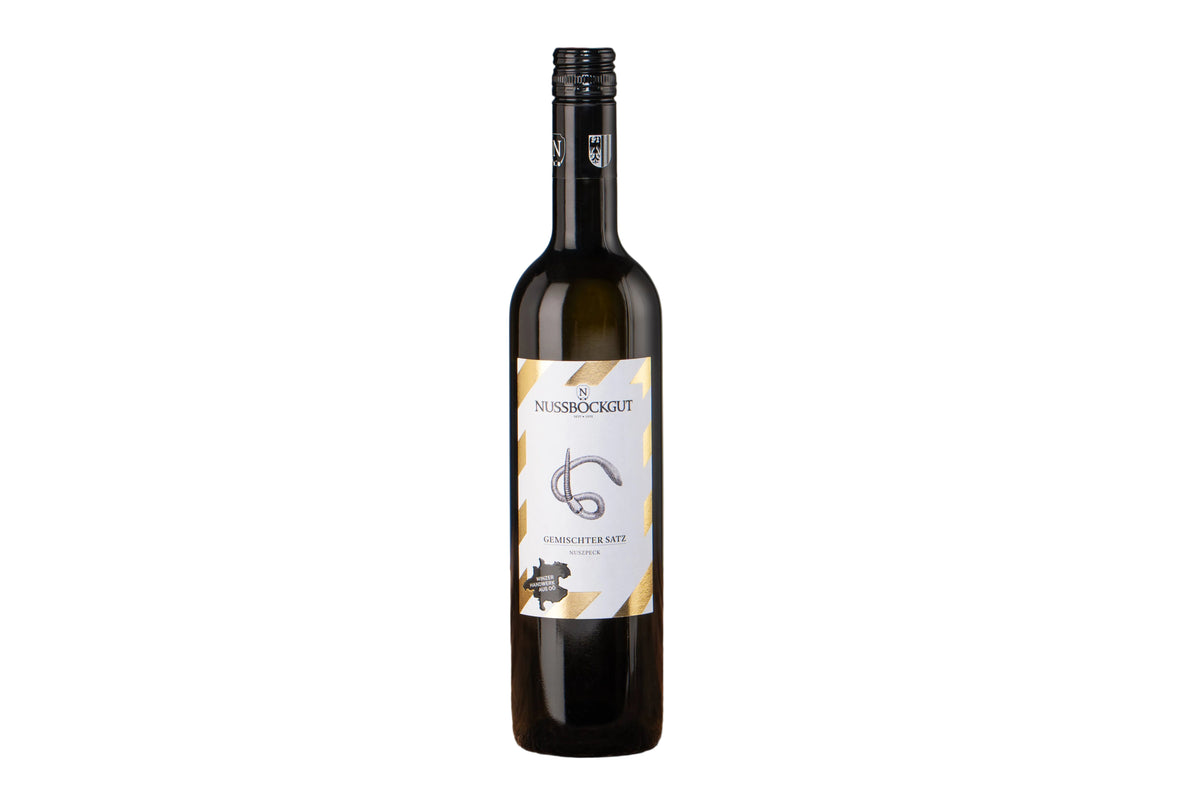 Auf dem Bild ist eine 0,75 l Weinflasche - ein Weißwein Gemischter Satz Nuszpeck - dargestellt. Am goldenen Etikett befindet sich der Name des Weingutes - Nussböckgut - der Umriss von OÖ sowie unser Markenzeichen für den Gemischten Satz Nuszpeck, der schwarze Regenwurm, als Nützling des Weingartens.