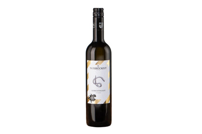 Auf dem Bild ist eine 0,75 l Weinflasche - ein Weißwein Gemischter Satz Nuszpeck - dargestellt. Am goldenen Etikett befindet sich der Name des Weingutes - Nussböckgut - der Umriss von OÖ sowie unser Markenzeichen für den Gemischten Satz Nuszpeck, der schwarze Regenwurm, als Nützling des Weingartens.