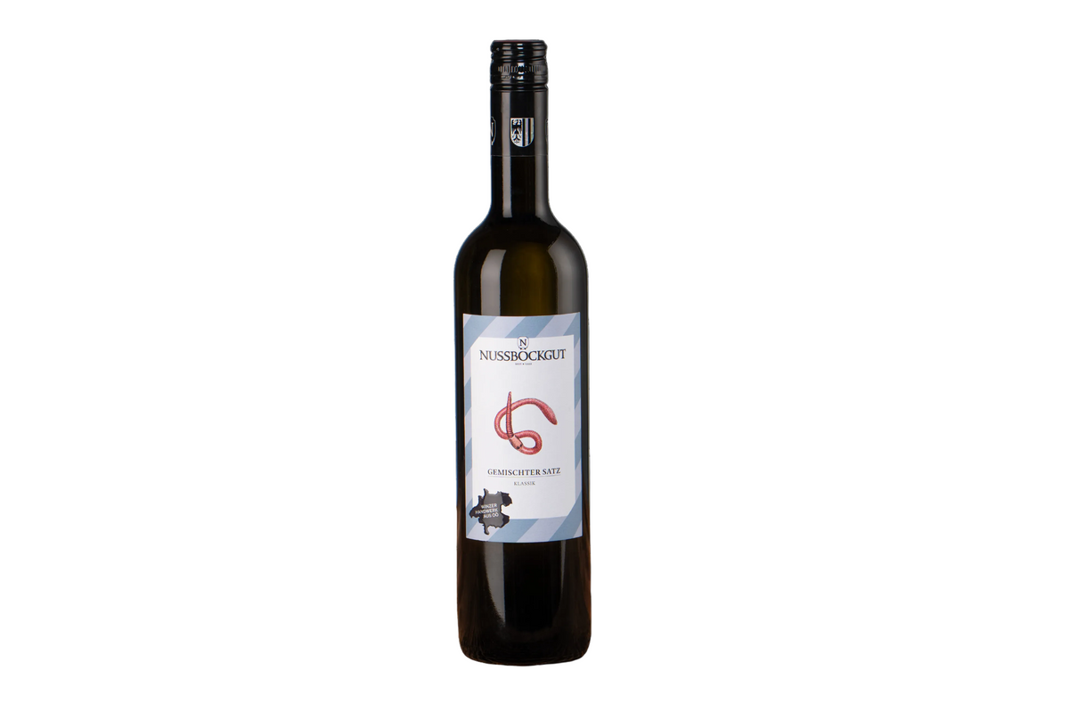 Auf dem Bild ist eine 0,75 l Weinflasche - ein Weißwein Gemischter Satz klassik - dargestellt. Am Etikett befindet sich der Name des Weingutes - Nussböckgut - der Umriss von OÖ sowie unser Markenzeichen für den Gemischten Satz klassik, der rosa Regenwurm, als Nützling des Weingartens.