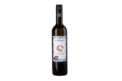 Auf dem Bild ist eine 0,75 l Weinflasche - ein Weißwein Gemischter Satz klassik - dargestellt. Am Etikett befindet sich der Name des Weingutes - Nussböckgut - der Umriss von OÖ sowie unser Markenzeichen für den Gemischten Satz klassik, der rosa Regenwurm, als Nützling des Weingartens.