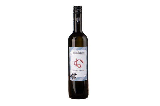 Auf dem Bild ist eine 0,75 l Weinflasche - ein Weißwein Gemischter Satz klassik - dargestellt. Am Etikett befindet sich der Name des Weingutes - Nussböckgut - der Umriss von OÖ sowie unser Markenzeichen für den Gemischten Satz klassik, der rosa Regenwurm, als Nützling des Weingartens.
