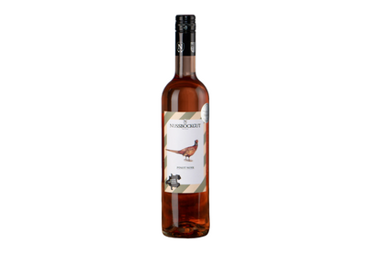 Auf dem Bild ist eine 0,75 l Weinflasche - ein Roséwein aus Pinot Noir Trauben - dargestellt. Am Etikett befindet sich der Name des Weingutes - Nussböckgut - der Umriss von OÖ sowie unser Markenzeichen für den Pinot, der Fasan, welcher uns im Weingarten bei der Arbeit erfreut.