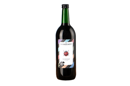 Es ist eine 1 l Traubensaftflasche dargestellt. Am Etikett befindet sich neben dem Nussböckgutlogo ein hübscher Marienkäfer, welcher uns bei der Arbeit im Weingarten stets Freude bereitet.