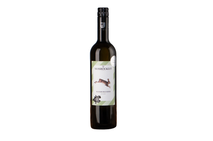 Auf dem Bild ist eine 0,75 l Weinflasche - ein Weißwein der Sorte Weißburgunder klassik - dargestellt. Am grünen Etikett befindet sich der Name des Weingutes - Nussböckgut - der Umriss von OÖ sowie unser Markenzeichen für den Weißburgunder klassik, der Hase, welcher uns im Weingarten bei der Arbeit erfreut. 