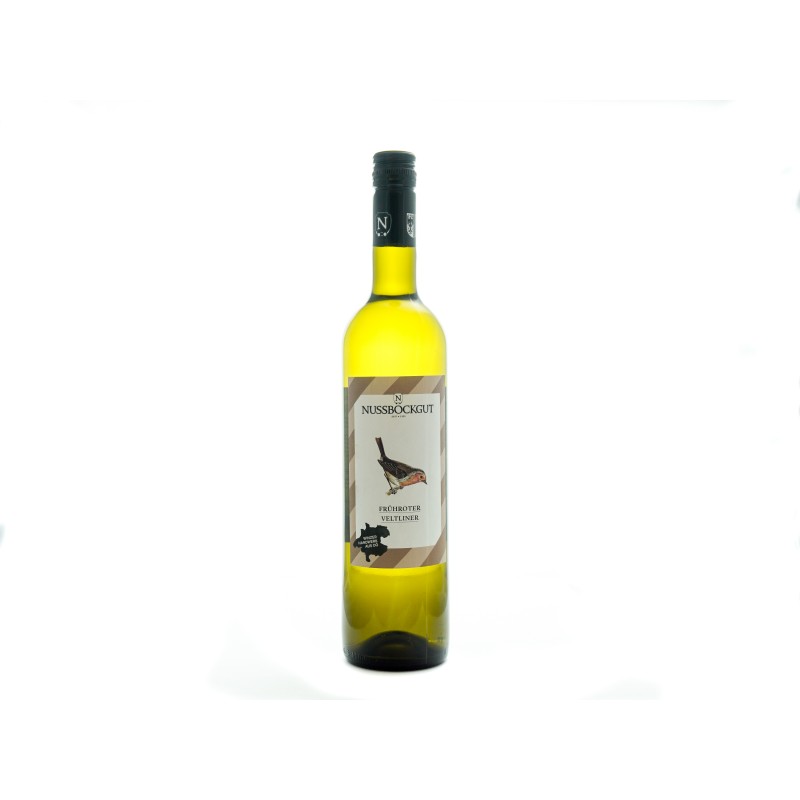 Auf dem Bild ist eine 0,75 l Weinflasche - ein Weißwein der Sorte Frühroter Veltliner - dargestellt. Am Etikett befindet sich der Name des Weingutes - Nussböckgut - der Umriss von OÖ sowie unser Markenzeichen für den Frühroten Veltliner, das Rotkehlchen, welches uns im Weingarten bei der Arbeit erfreut.