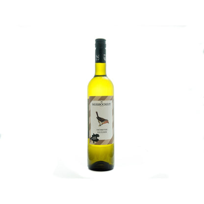 Auf dem Bild ist eine 0,75 l Weinflasche - ein Weißwein der Sorte Frühroter Veltliner - dargestellt. Am Etikett befindet sich der Name des Weingutes - Nussböckgut - der Umriss von OÖ sowie unser Markenzeichen für den Frühroten Veltliner, das Rotkehlchen, welches uns im Weingarten bei der Arbeit erfreut.