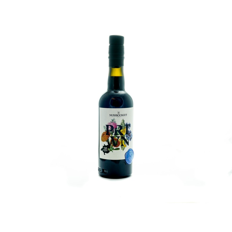 Es ist eine 0,375 l Flasche mit unserem Likörwein abgebildet. Das Etikett wird vom Nussböckgutlogo verziert, weiters befinden sich Blumen, der Schriftzug PRTWN auf dem Etikett.