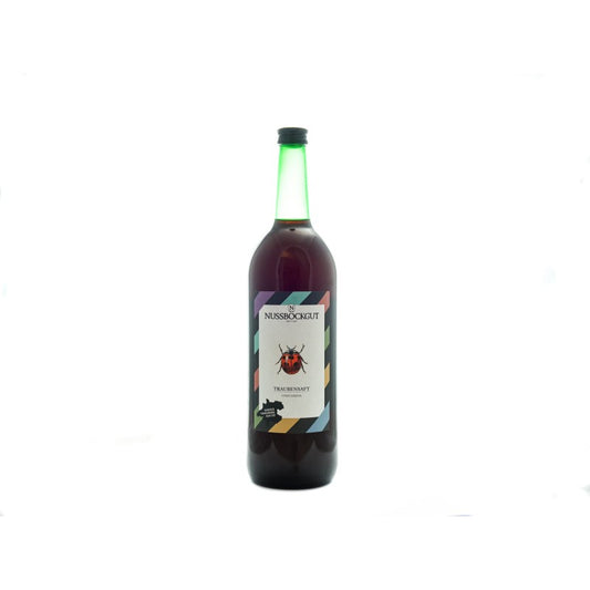 Es ist eine 1 l Traubensaftflasche dargestellt. Am Etikett befindet sich neben dem Nussböckgutlogo ein hübscher Marienkäfer, welcher uns bei der Arbeit im Weingarten stets Freude bereitet.