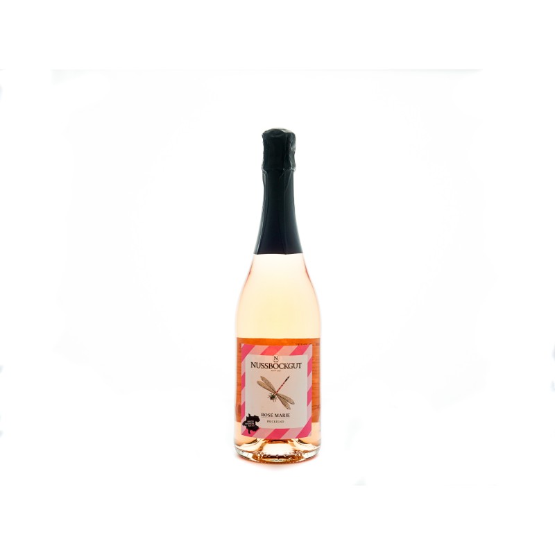 Auf dem Bild ist eine 0,75 l Schaumweinflasche - ein Direktträger als Roseschaumwein - dargestellt. Am Etikett befindet sich der Name des Weingutes - Nussböckgut - der Umriss von OÖ sowie unser Markenzeichen für die Rosemarie, die Libelle, als Nützling des Weingartens.