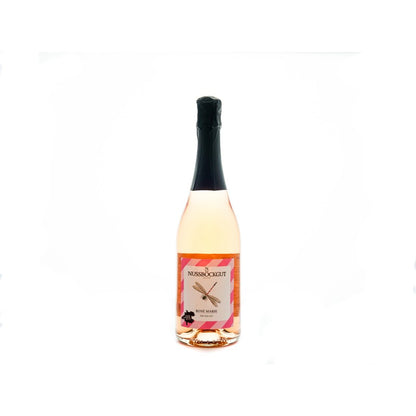 Auf dem Bild ist eine 0,75 l Schaumweinflasche - ein Direktträger als Roseschaumwein - dargestellt. Am Etikett befindet sich der Name des Weingutes - Nussböckgut - der Umriss von OÖ sowie unser Markenzeichen für die Rosemarie, die Libelle, als Nützling des Weingartens.