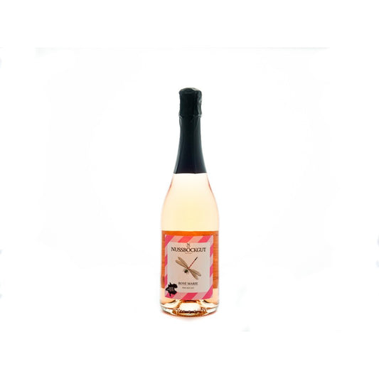 Auf dem Bild ist eine 0,75 l Schaumweinflasche - ein Direktträger als Roseschaumwein - dargestellt. Am Etikett befindet sich der Name des Weingutes - Nussböckgut - der Umriss von OÖ sowie unser Markenzeichen für die Rosemarie, die Libelle, als Nützling des Weingartens.