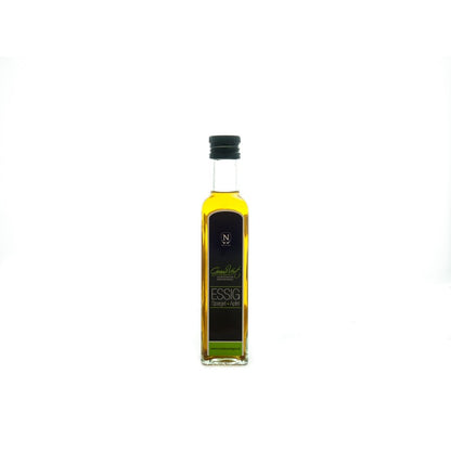 Es ist eine quadratische Essigflasche dargestellt. Das Etikett ziert unser Nussböckgutlogo und der Grand Vert Spargelschriftzug.