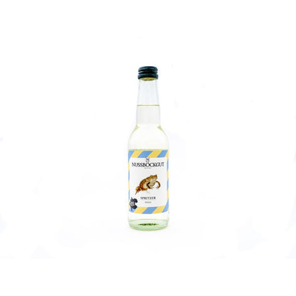 Es ist eine 0,33 l Spritzweinflasche mit Schrabverschluss dargestellt. Auf dem Etikett befindet sich neben dem Nussböckgutlogo eine Kröte.