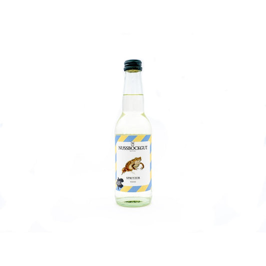 Es ist eine 0,33 l Spritzweinflasche mit Schrabverschluss dargestellt. Auf dem Etikett befindet sich neben dem Nussböckgutlogo eine Kröte.