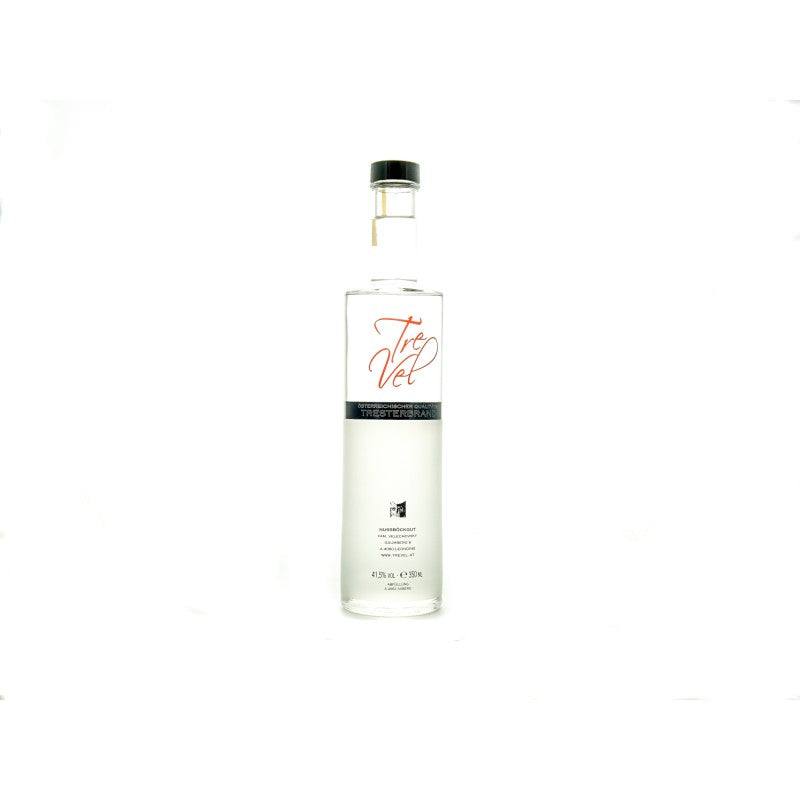 Es ist eine 0,35 l Spirituosenflasche mit unserem Tresterbrand vom Direktträger dargestellt. Es ist eine durchsichtige Flasche mit rotem TreVel Schriftzug.