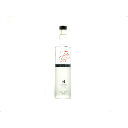 Es ist eine 0,35 l Spirituosenflasche mit unserem Tresterbrand vom Direktträger dargestellt. Es ist eine durchsichtige Flasche mit rotem TreVel Schriftzug.