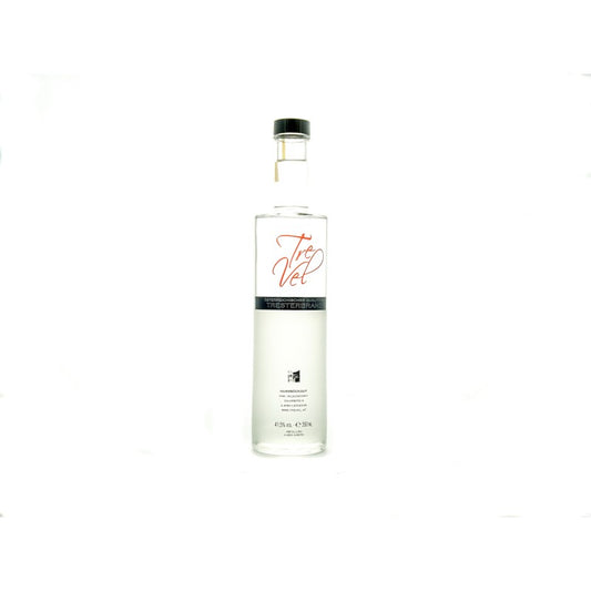 Es ist eine 0,35 l Spirituosenflasche mit unserem Tresterbrand vom Direktträger dargestellt. Es ist eine durchsichtige Flasche mit rotem TreVel Schriftzug.