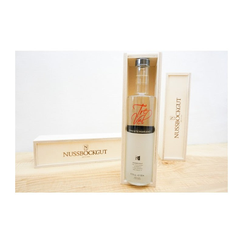 Es ist eine Trevel 0,35 l Flasche neben und in einer Geschenkebox aus Holz dargestellt.