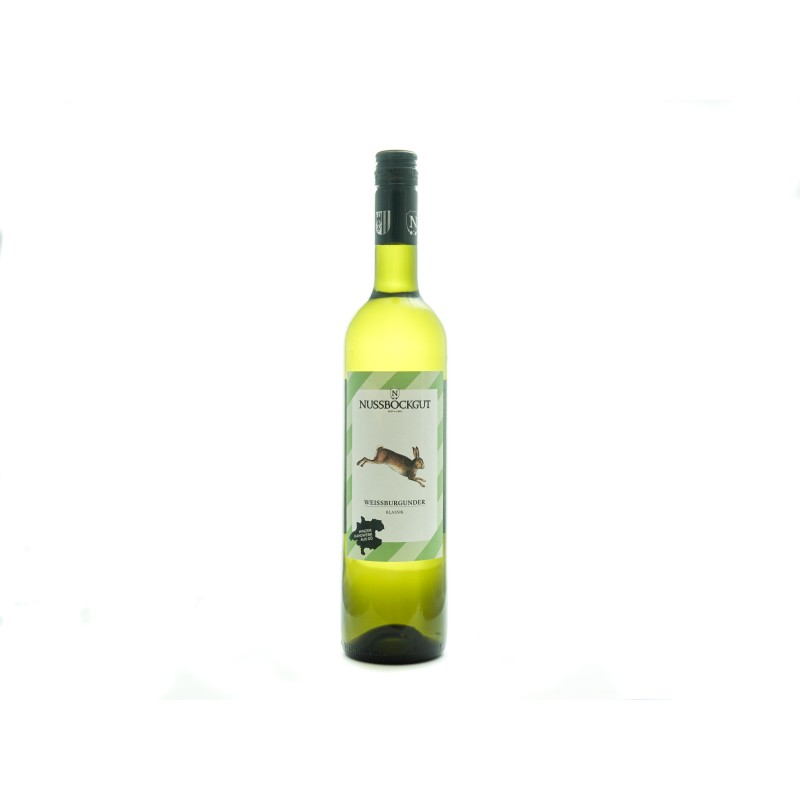 Auf dem Bild ist eine 0,75 l Weinflasche - ein Weißwein der Sorte Weißburgunder klassik - dargestellt. Am grünen Etikett befindet sich der Name des Weingutes - Nussböckgut - der Umriss von OÖ sowie unser Markenzeichen für den Weißburgunder klassik, der Hase, welcher uns im Weingarten bei der Arbeit erfreut. 