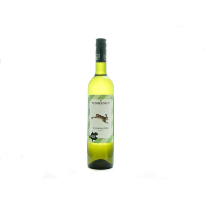 Auf dem Bild ist eine 0,75 l Weinflasche - ein Weißwein der Sorte Weißburgunder klassik - dargestellt. Am grünen Etikett befindet sich der Name des Weingutes - Nussböckgut - der Umriss von OÖ sowie unser Markenzeichen für den Weißburgunder klassik, der Hase, welcher uns im Weingarten bei der Arbeit erfreut. 