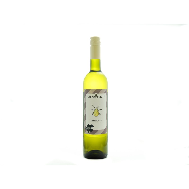 Auf dem Bild ist eine 0,75 l Weinflasche - ein Weißwein der Sorte Zierfandler - dargestellt. Am Etikett befindet sich der Name des Weingutes - Nussböckgut - der Umriss von OÖ sowie unser Markenzeichen für den Rivaner, die Raubmilbe, als Nützling des Weingartens.