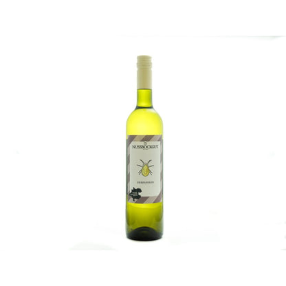 Auf dem Bild ist eine 0,75 l Weinflasche - ein Weißwein der Sorte Zierfandler - dargestellt. Am Etikett befindet sich der Name des Weingutes - Nussböckgut - der Umriss von OÖ sowie unser Markenzeichen für den Rivaner, die Raubmilbe, als Nützling des Weingartens.